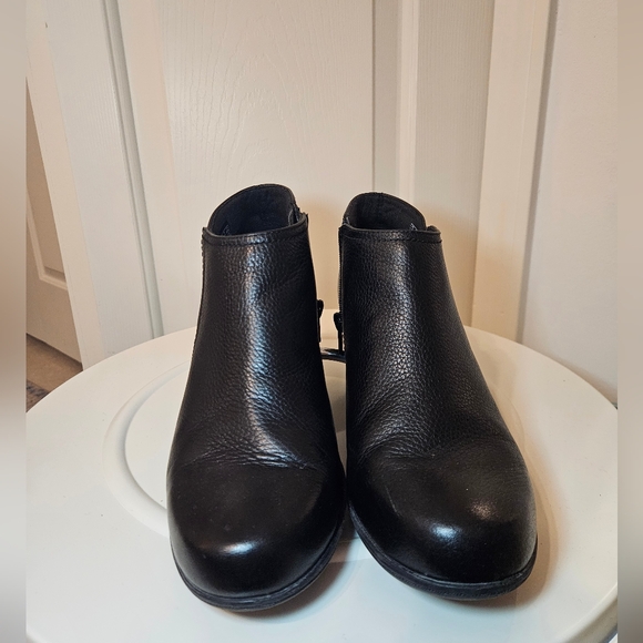 Clarks women's cushion collection mini ankle boots (size 7 1/2) - Picture 2 of 9